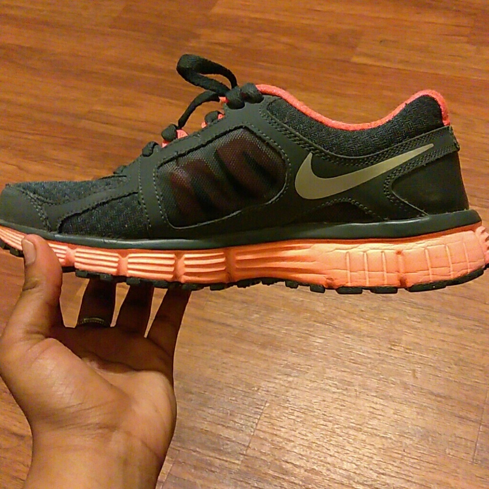 Nikes - Picture 5 of 7